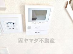 防犯性もばっちり、TVモニター付きインターホン完備。大きなモニターで玄関先を確認できます。録画機能が付いているので不在時の訪問者も確認できて安心です＾＾