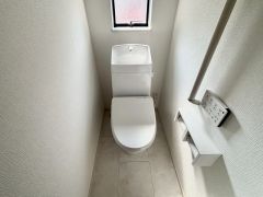 ウォシュレット付きトイレです。2ヶ所にトイレがあるので、忙しい朝にもゆとりができますね＾＾ 温水洗浄便座リモコン付き。