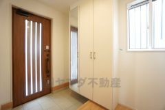 採光も考えられた明るい玄関です。たっぷり収納できるシューズボックス付きなので、家族全員の靴がきれいに整頓できます。