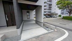 駐車しやすい角地の立地、1台分のゆとりある駐車スペース付き新築戸建
