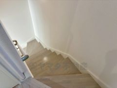 踏み場の広い手摺付き階段です。勾配も緩やかに設計されており、高齢の方でも安心できますね＾＾