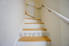 同仕様写真。現況と異なる場合は現況を優先します。日中でも暗くなりがちな階段には、小窓を配置し採光も考えられたつくり＾＾手摺付きなので安全に上り下りできますね＾＾