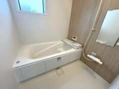 窓付き・浴室乾燥機で換気・雨の日の洗濯もばっちり＾＾明るく清潔にたもてるバスルームです＾＾足を伸ばせる浴槽で毎日の疲れを癒しましょう。