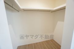 ウォークインクローゼット付き＾＾ハンガーパイプ下にボックスを置いて、枕棚を活用して、たっぷりと収納できそうです＾＾