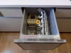 炊事時間を大幅に短縮できる食器洗浄乾燥機付き＾＾食器を洗う手間が減るので家族とのコミュニケーションの時間や自分の時間が増えますね。