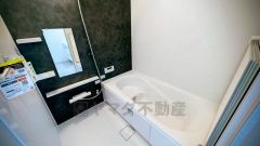 1日の疲れを癒すくつろぎのバスルーム。足を伸ばしてもゆったりと入れるサイズです。お子様と一緒にお風呂に入っても狭くないですね。