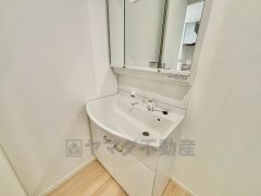 三面鏡にハンドシャワー付きで使いやすい洗面台です＾＾
