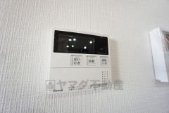 キッチン横からお湯張り、追い炊き、足し湯がボタン一つで楽々操作できる給湯機リモコンです＾＾忙しい夕飯の準備の時間帯に重宝しますね。