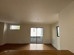 家族が集まる開放的なリビング。思い思いの時間を過ごしたり食事をしたり、素敵な団らんの場になりますね。