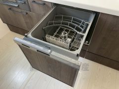 食後の時間にゆとりを与えてくれる食器洗い乾燥機。操作ボタンも上面にあるので、腰をかがめずに操作が楽々。