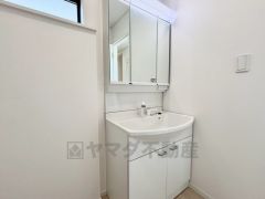 洗面台、洗濯機置き場、バスルームが連なっている、生活導線の考えられた作りになっています。