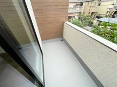 陽当たりの良いバルコニーです。お洗濯やお布団干しはもちろん、日光浴スペースにも。足元は防水工事施工済です。