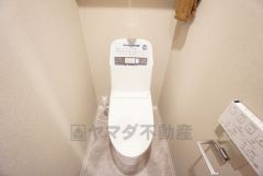 ウォシュレット付きトイレです。1階2階の2ヶ所にトイレがあるので、忙しい朝にもゆとりができますね＾＾