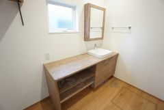 三面鏡にハンドシャワー付きで使いやすい洗面台です＾＾鏡裏と洗面ボウル下に収納付きの洗面台なので、整理整頓ができスッキリと使えます＾＾