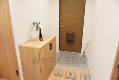 玄関はシューズBOX付きです。棚の上にお花や写真を飾っても良いですね。