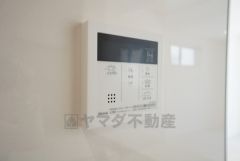 キッチン横からお湯張り、追い炊き、足し湯がボタン一つで楽々操作できる給湯機リモコンです＾＾忙しい夕飯の準備の時間帯に重宝しますね。