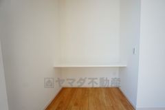 同仕様写真。現況と異なる場合は現況を優先します。スタディーコーナーがキッチンの真横にあり、お子さんのお勉強や、ネット環境設置コーナーとして重宝されそうです。