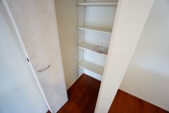 同仕様写真。まとめ買いしてもこの収納量なら心配要らずのパントリー。調理家電や食品のストックをすっきりまとめられ、キッチン周りを広々使えます。