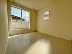 バルコニーに面していて日当たりがよく、寝室としての利用もおすすめです＾＾