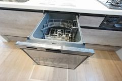 炊事時間を大幅に短縮できる食器洗浄乾燥機付き＾＾食器を洗う手間が減るので家族とのコミュニケーションの時間や自分の時間が増えますね。