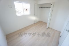 暖かい日差しが差し込む洋室。たっぷり収納できるクローゼット付きでお部屋の中をすっきりと快適に保てます。