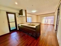 大きな掃き出し窓のあるリビングは、陽光あふれる明るい空間です。ゆったりと寛げる憩いの場となりそうです。