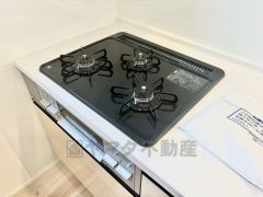 3種類の料理が同時に調理できる、3口ガスコンロ。忙しい夕食の支度時間が短縮できて効率よくお料理が楽しめます。