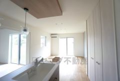 大きなお鍋も楽々洗える幅の広いシンクです＾＾ステンレスシンクなので簡単にお掃除できますよ。洗剤やスポンジもすっきりできる収納付き。