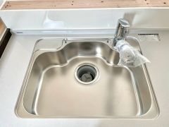 大きなお鍋も楽々洗える幅の広いシンクです＾＾ステンレスシンクなので簡単にお掃除できますよ。洗剤やスポンジもすっきりできる収納付き。
