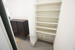 玄関収納は可動棚付き。収納したいものによって高さが変えられるので、便利ですね＾＾