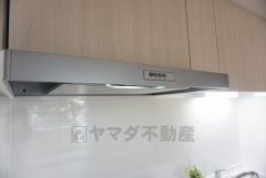 スタイリッシュなレンジフード＾＾調理中に出る湯気や油分などを効率よく外に逃がしてくれます。