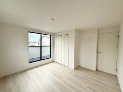 3階　バルコニーに面した7.4帖の広々とした洋室は、たっぷりの陽光が差し込む心地よいプライベート空間です＾＾