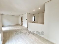 家族が集まる開放的なリビング。約17帖の大空間で毎日のお食事が楽しみです＾＾思い思いの時間を過ごしたり、家族みんなで食事をしたり、素敵な団らんの場になりますね。