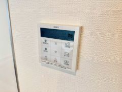 浴室暖房乾燥機には、暖房、乾燥、涼風、換気の4つの機能が付いています。タイマー付きです。雨の日はもちろん、急ぎで洗濯する必要のあるお子様の体操服や、下着類などを乾かすのに便利です。