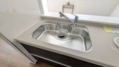 大きなお鍋も楽々洗える幅の広いシンクです＾＾ステンレスシンクなので簡単にお掃除できますよ。洗剤やスポンジもすっきりできる収納付き。