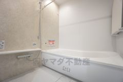 1日の疲れを癒すくつろぎのバスルーム。足を伸ばしてもゆったりと入れるサイズです。お子様と一緒にお風呂に入っても狭くないですね＾＾