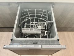 家事の時間が短縮できるフルオープンで開けやすい食器洗い乾燥機付。食事後に家族とのくつろぎタイムをしっかり取れます。