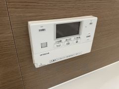 湯量・湯温の設定、そして保温までワンタッチのフルオートバス。便利な追い炊き機能付きです。