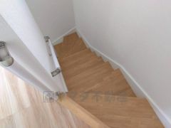 踏み場の広い手摺付き階段です。勾配も緩やかに設計されており、高齢の方でも安心できますね＾＾