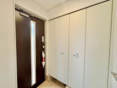 玄関扉から光の差し込む明るい玄関です。