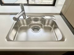 大きなお鍋も楽々洗える幅の広いシンクです＾＾ステンレスシンクなので簡単にお掃除できますよ。洗剤やスポンジもすっきりできる収納付き。