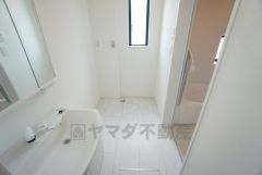 洗面台、洗濯機置き場、バスルームが連なっている、生活導線の考えられた作りになっています。