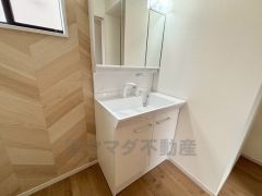 三面鏡にハンドシャワー付きで使いやすい洗面台です。鏡裏と洗面ボウル下に収納付きの洗面台なので、整理整頓ができスッキリと使えます＾＾