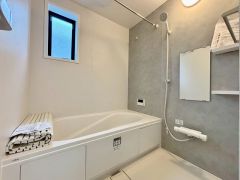 1日の疲れを癒すくつろぎのバスルーム。足を伸ばしてもゆったりと入れるサイズです。お子様と一緒にお風呂に入っても狭くないですね＾＾