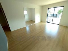 キッチンに向き合う形で大きな窓があります。たくさんの光や風を取り込むことができ快適な生活が過ごせそうです。