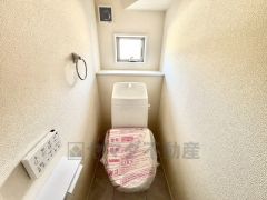 ウォシュレット付きトイレです。1階2階の2ヶ所にトイレがあるので、忙しい朝にもゆとりができますね＾＾