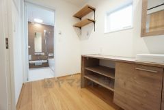 洗面台、洗濯機置き場、バスルームが連なっている、生活導線の考えられた作りになっています。