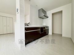 キッチン横にはパントリー付き。