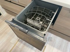 食事の後の手間を解消する食器洗い乾燥機付。冬場の洗い物で手荒れの悩みもなくなります。手洗いよりも節約できて便利。