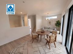 おしゃれなキッチンを中心とした開放的なリビング。お友達や親せきをお招きするのも楽しみです＾＾（家具はCGによるイメージとなります。）